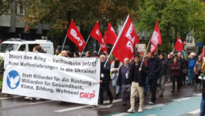 Block der DKP und SDAJ mit Fronttransparent "Stoppt den Krieg - Verhandeln jetzt! Keine Waffenlieferungen in die Ukraine! Statt Milliarden für die Rüstung - Milliarden für Gesundheit, Klima, Bildung, Wohnen!"